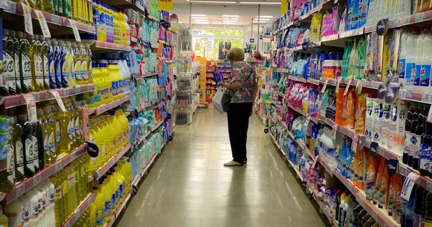 ypf-deja-de-fabricar-insumos-clave-para-articulos-de-limpieza-y-hay-dudas-sobre-que-pasara-con-los-precios