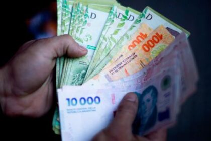 argentine-peso-drops-most-over-eight-weeks-since-midterm-sell-off