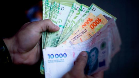 argentine-peso-drops-most-over-eight-weeks-since-midterm-sell-off