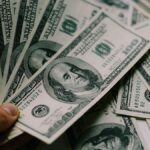 el-dolar-mayorista-bajo-por-segundo-dia-consecutivo-y-anoto-su-recorte-mas-pronunciado-en-un-mes