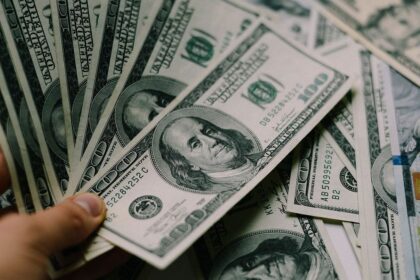 el-dolar-mayorista-bajo-por-segundo-dia-consecutivo-y-anoto-su-recorte-mas-pronunciado-en-un-mes