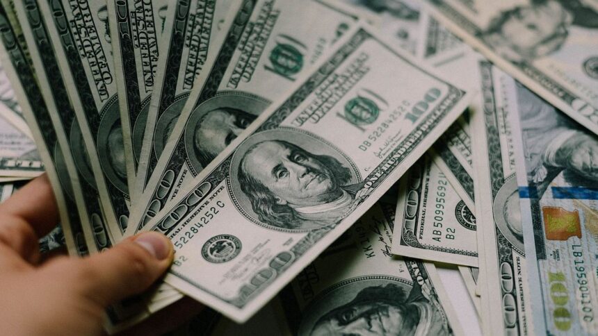 el-dolar-mayorista-bajo-por-segundo-dia-consecutivo-y-anoto-su-recorte-mas-pronunciado-en-un-mes