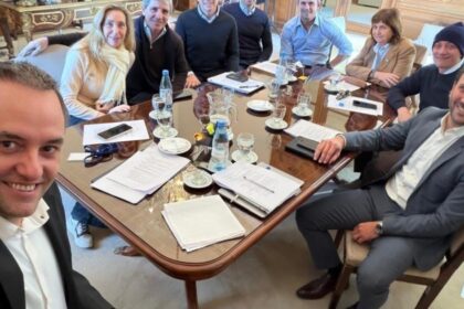 javier-milei-y-sus-medidas,-en-vivo:-tras-el-cruce-entre-el-gobierno-y-la-oposicion-por-su-declaracion-jurada,-adorni-busca-relanzar-su-gestion-con-otra-reunion-de-la-mesa-politica-de-lla
