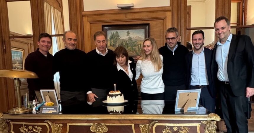 tras-las-criticas,-la-foto:-karina-milei-y-manuel-adorni-celebraron-junto-a-patricia-bullrich-su-cumpleanos
