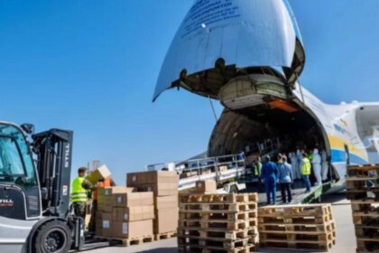 el-costo-oculto-de-volar:-el-transporte-aereo-emite-hasta-75-veces-mas-co2-que-los-barcos