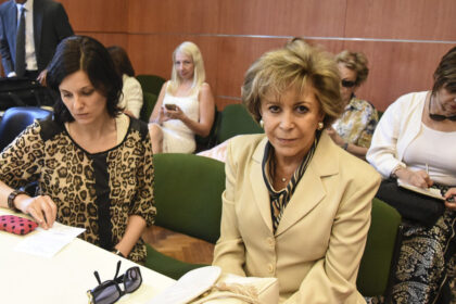 un-fantasma-merodea-a-adorni:-ser-la-maria-julia-de-milei