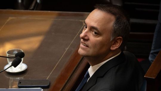aumenta-la-presion-sobre-el-jefe-de-gabinete-de-milei,-adorni,-tras-la-admision-de-dinero-en-efectivo
