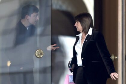 los-enganos-de-manuel-adorni-que-desataron-otra-tormenta-en-el-gabinete-y-el-agobio-de-javier-milei