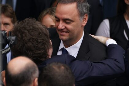 milei-avalo-a-adorni-con-un-reposteo-en-redes,-pero-crece-la-presion-interna-para-que-se-vaya