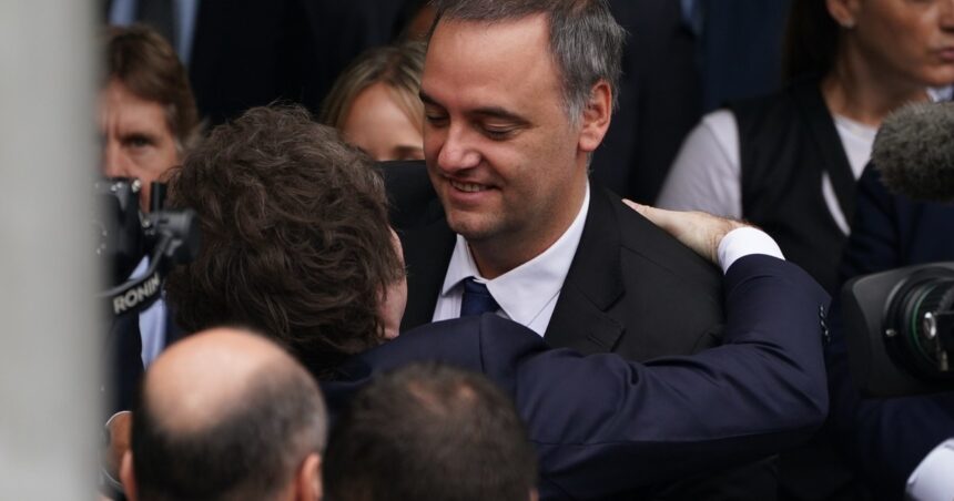 milei-avalo-a-adorni-con-un-reposteo-en-redes,-pero-crece-la-presion-interna-para-que-se-vaya