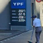 precios-de-la-nafta:-ypf-analiza-adelantar-un-cambio-en-los-valores-en-los-surtidores-por-la-baja-del-petroleo