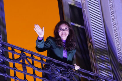 la-justicia-intimo-a-cristina-kirchner-a-que-respete-las-pautas-de-su-arresto-domiciliario-para-no-sacarselo