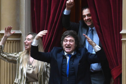¿nuevo-gesto?-milei-viaja-a-rosario-por-el-acto-del-dia-de-la-bandera-y-lo-llevaria-a-adorni