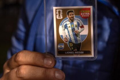 la-mania-de-las-pegatinas-del-mundial-de-messi-estimula-el-mercado-negro-en-argentina