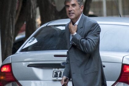el-fiscal-investiga-todos-los-ingresos-de-manuel-adorni-desde-2002-y-la-polemica-herencia-de-su-padre