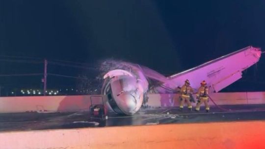 una-avioneta-cayo-sobre-una-autopista-en-texas:-un-muerto-y-cinco-sobrevivientes