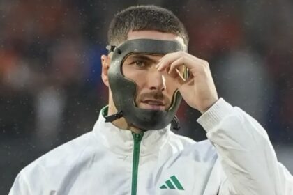 por-que-el-arquero-de-argelia-atajo-con-una-mascara-contra-la-seleccion-argentina