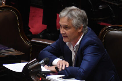 “no-deberia-pasar-un-dia-mas-en-el-cargo”:-el-pro-presiona-para-que-adorni-renuncie-y-confirma-que-votara-su-remocion-en-el-congreso