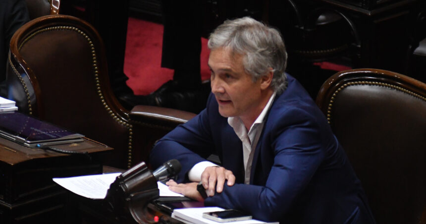 “no-deberia-pasar-un-dia-mas-en-el-cargo”:-el-pro-presiona-para-que-adorni-renuncie-y-confirma-que-votara-su-remocion-en-el-congreso