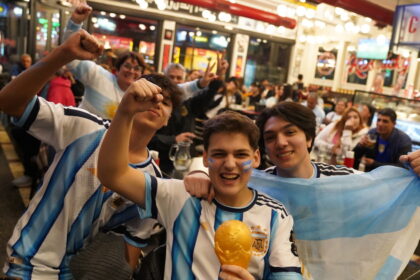 despues-del-debut-con-goleada-en-el-mundial,-argentina-ahora-se-juega-la-reclasificacion-en-los-mercados-financieros