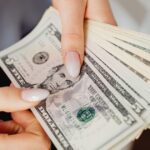 en-medio-de-una-jornada-tensa-en-los-mercados,-el-dolar-crecio-hasta-los-$-1.460-y-el-riesgo-pais-subio-a-435