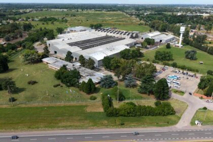aluar-se-suma-a-la-carrera-de-las-renovables:-construira-un-parque-solar-de-mas-de-44.000-paneles