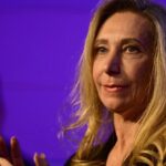 cambios-y-polemica-en-la-rosada:-karina-milei-ordeno-mudar-la-biblioteca-y-renueva-toda-la-vajilla-con-un-logo-nuevo