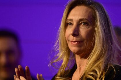 cambios-y-polemica-en-la-rosada:-karina-milei-ordeno-mudar-la-biblioteca-y-renueva-toda-la-vajilla-con-un-logo-nuevo