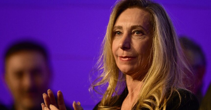 cambios-y-polemica-en-la-rosada:-karina-milei-ordeno-mudar-la-biblioteca-y-renueva-toda-la-vajilla-con-un-logo-nuevo