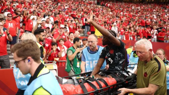 conmocion-en-el-mundial:-ismael-kone-sufrio-una-fractura-expuesta-en-el-triunfo-de-canada-ante-qatar