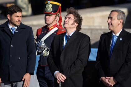 acto-de-la-bandera:-javier-milei-lleva-a-manuel-adorni,-espera-a-patricia-bullrich-y-negocian-el-lugar-de-villarruel