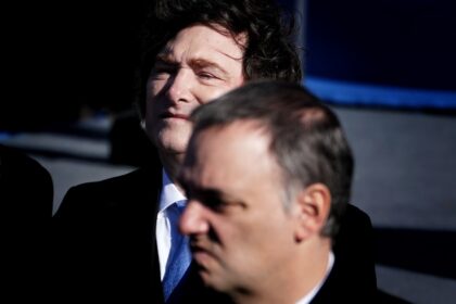 karina-milei-duda,-la-presion-crece-y-manuel-adorni-se-refugia-en-el-escudo-del-presidente