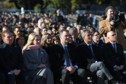 milei-muestra-su-apoyo-a-adorni-en-el-mitin-del-dia-de-la-bandera