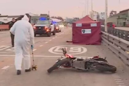 murio-un-motociclista-en-la-autopista-9-de-julio-y-un-auto-involucrado-en-el-hecho-se-dio-a-la-fuga