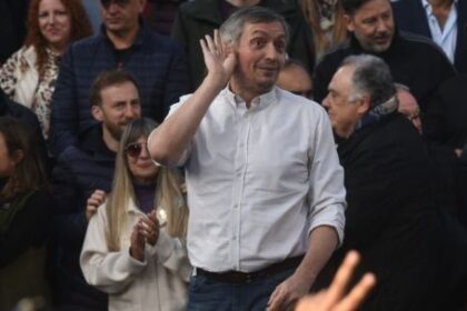 maximo-kirchner-en-parque-lezama:-“no-sea-cosa-que-lleguemos-otra-vez-al-gobierno-y-terminemos-con-un-presidente-peor-que-el-actual”