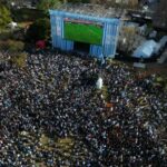 las-hazanas-mundialistas-de-maradona-y-messi-tienen-a-los-fanaticos-argentinos-en-extasis