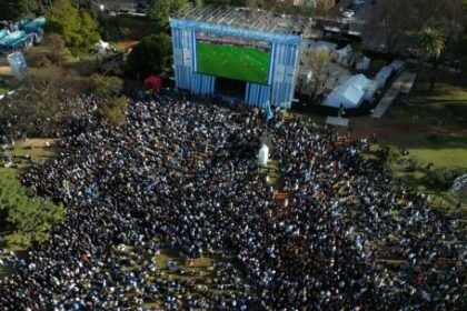 las-hazanas-mundialistas-de-maradona-y-messi-tienen-a-los-fanaticos-argentinos-en-extasis