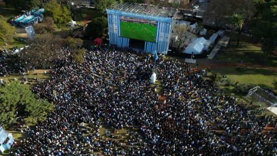las-hazanas-mundialistas-de-maradona-y-messi-tienen-a-los-fanaticos-argentinos-en-extasis