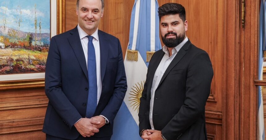 manuel-adorni-anuncio-al-nuevo-secretario-de-prensa:-fabian-fernandez-viene-de-ypf-y-trabajo-con-nestor-grindetti-en-lanus