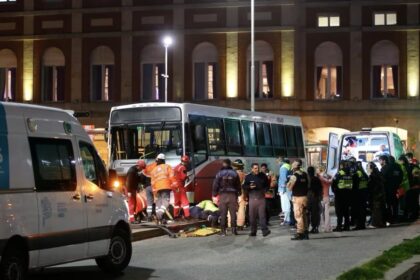 (imagenes-sensibles):-un-colectivo-se-subio-a-la-vereda-en-mar-del-plata-e-impacto-contra-una-parada-llena-de-gente