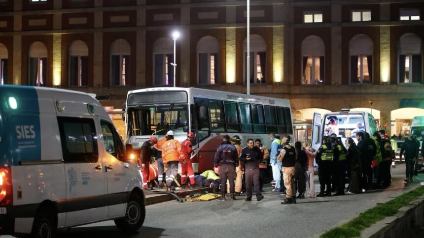 (imagenes-sensibles):-un-colectivo-se-subio-a-la-vereda-en-mar-del-plata-e-impacto-contra-una-parada-llena-de-gente
