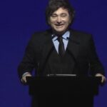 milei-en-la-fundacion-faro:-con-adorni-presente,-cargo-contra-la-politica-y-los-medios-y-volvio-a-ponderar-la-“moral-como-politica-de-estado”