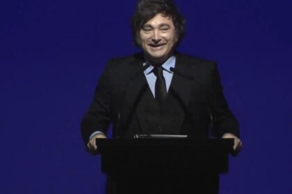 milei-en-la-fundacion-faro:-con-adorni-presente,-cargo-contra-la-politica-y-los-medios-y-volvio-a-ponderar-la-“moral-como-politica-de-estado”