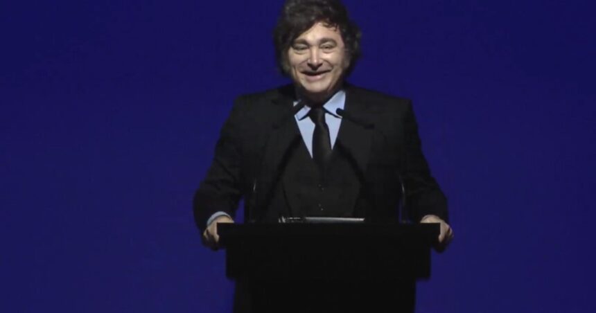 milei-en-la-fundacion-faro:-con-adorni-presente,-cargo-contra-la-politica-y-los-medios-y-volvio-a-ponderar-la-“moral-como-politica-de-estado”