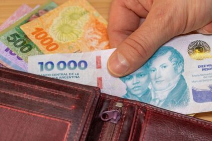 los-salarios-registrados-cortaron-en-abril-una-racha-de-siete-caidas,-pero-siguen-casi-4%-real-debajo-de-septiembre