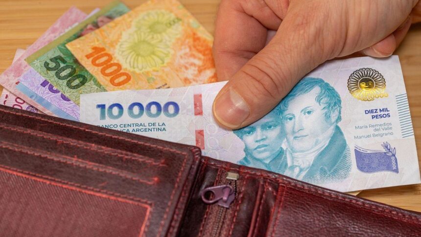 los-salarios-registrados-cortaron-en-abril-una-racha-de-siete-caidas,-pero-siguen-casi-4%-real-debajo-de-septiembre