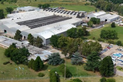 energia-para-mas-de-20.000-hogares,-pero-destinada-a-empresas:-la-paradoja-del-nuevo-megaparque-solar-que-se-construira-en-la-plata
