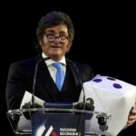 mientras-en-su-circulo-buscan-reparar-los-danos-por-el-caso-adorni,-milei-vuelve-a-espana-en-una-visita-privada