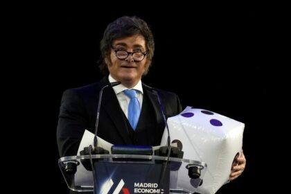 mientras-en-su-circulo-buscan-reparar-los-danos-por-el-caso-adorni,-milei-vuelve-a-espana-en-una-visita-privada