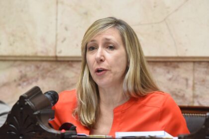 “ratero-serial”,-“¿cuantos-pendrive-de-diferencia-hay?”-y-“nadie-te-pide-tanto”:-las-chicanas-en-diputados-por-la-fallida-sesion-para-la-mocion-de-censura-contra-adorni